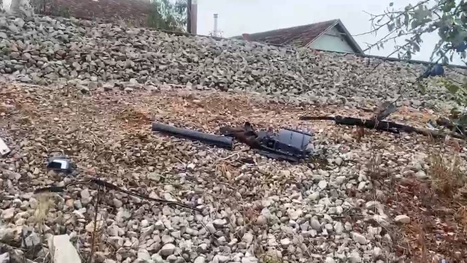 DELOVI AUTOMOBILA RAZNETI KOD PRUGE! Prizori užasa na pružnom prelazu “Petka” u Lazarevcu nakon tragedije! (FOTO/VIDEO)