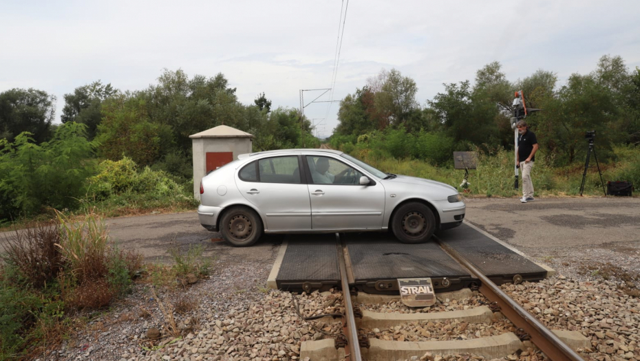 VOZAČ IZVUČEN IZ SMRSKANOG AUTOMOBILA Težak sudar voza i putničkog vozila kod Lazarevca (VIDEO)