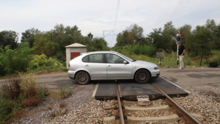 VOZAČ IZVUČEN IZ SMRSKANOG AUTOMOBILA Težak sudar voza i putničkog vozila kod Lazarevca (VIDEO)