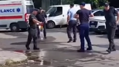 (UZNEMIRUJUĆI VIDEO) DRAMA U SKOPLJU Pucnjava ispred tržnog centra, ima mrtvih