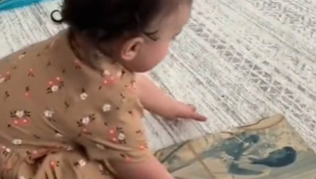 DOK JE ĆERKA PLAKALA, MAJKA JOJ JE POKAZALA SLIKU BAKE Reakcija devojčice ledi krv u žilama! (VIDEO)