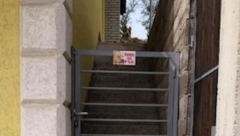 HIT SA BALKANA Ljudi na ogradu postavili urnebesan natpis i sad ih komšije zaobilaze