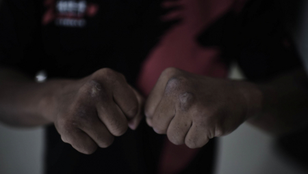 NAPRAVILI SAČEKUŠU ISPRED PRODAVNICE Batinama suparniku polomili rebra a zatim mu  polomili retrovizore na automobilu