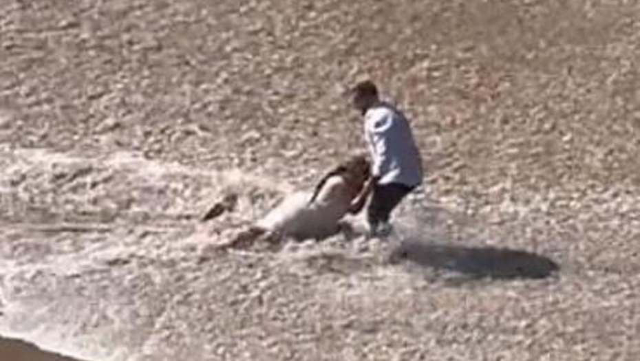 FIJASKO NA VENČANJU KOJI JE MOGAO DA BUDE I TRAGEDIJA! Mladu su vukli talasi, zbog haljine nije mogla da se izvuče, mladoženja se borio (VIDEO)