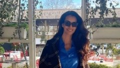 MARIJA KILIBARDA IZLAZI IZ PORODILIŠTA SA ĆERKOM SENJOM! Bane došao po voditeljku i ćerku, evo šta nosi u rukama