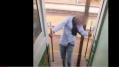 DEVOJKA UDARILA GLAVOM U STUB I ISPALA IZ VOZA!  Htela da napravi snimak za mreže, sad je sigurno viralna (VIDEO)