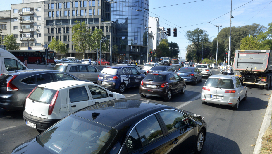 KOLONA VOZILA ZATRPALA TAKOVSKU, AUTOMOBILI STOJE U MESTU! U pravcu ka Skupštini kao da je vreme stalo, nema gde igla da padne!