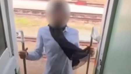 NAGINJALA SE KROZ VRATA VOZA ZBOG  SNIMKA ZA TIKTOK   Kada je lupila glavom o metalni stub, umalo se oprostila od života! (VIDEO)