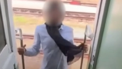NAGINJALA SE KROZ VRATA VOZA ZBOG  SNIMKA ZA TIKTOK   Kada je lupila glavom o metalni stub, umalo se oprostila od života! (VIDEO)