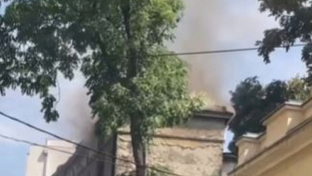 POŽAR U CENTRU BEOGRADA Gusti dim kulja iz zgrade u Krunskoj ulici (VIDEO)
