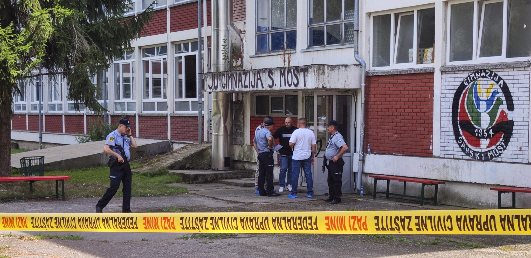 BOLNE SCENE ISPRED ŠKOLE, IZNOSE TELA UBIJENIH Tamo je sad opsadno stanje, policija sve blokirala