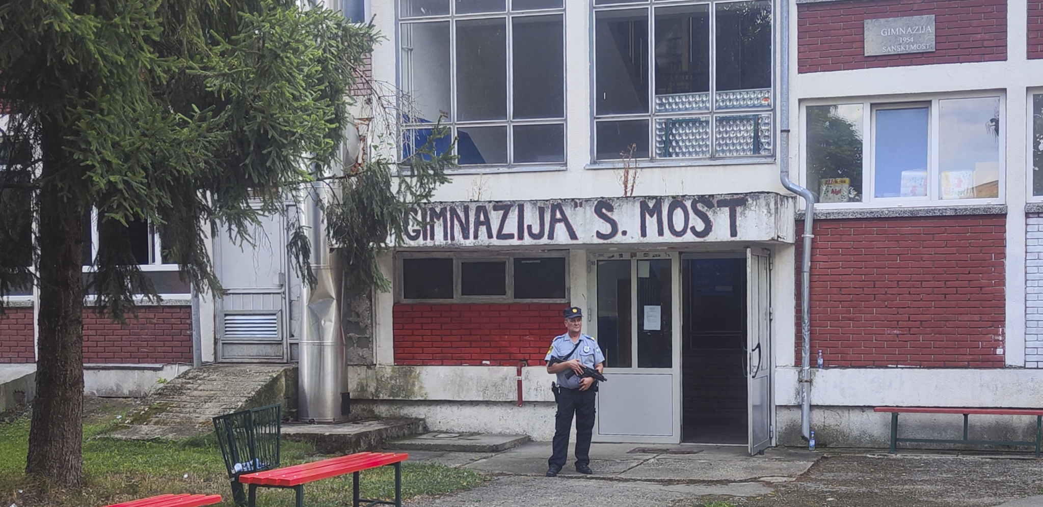 DECA SU SKAKALA KROZ PROZOR DOK JE ON UBIJAO Užasni detalji drame u Sanskom Mostu