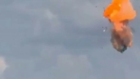 SNIMLJENA EKSPLOZIJA NA NEBU IZNAD RUSIJE Uočen sumnjivi leteći objekat, Rusi pucaju pa postavljaju pitanja (VIDEO)