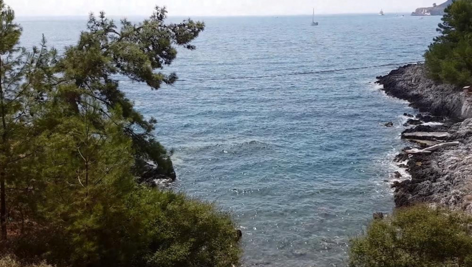 "NE SME NIKO DA SE KUPA U PLAVOJ GROBNICI!" Incident na ostrvu Vido, Srbi pobacali ležaljke u more! (VIDEO)