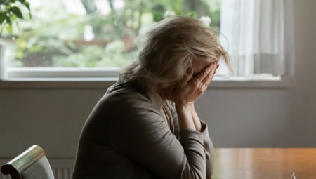 BAKA SKOČILA SA TERASE KAKO BI POBEGLA OD SINA I NJEGOVIH PESNICA! Mučena žena jedva preživela - slomila KARLICU I NOGE!