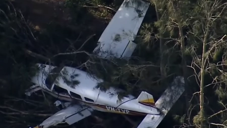SRUŠIO SE AVION PORED ŠKOLE Dve osobe povređene (VIDEO)