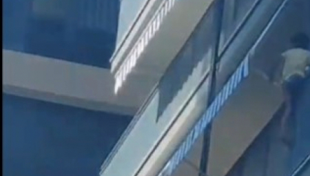 ZIDAR ČUO VIKANJE PA POLETEO U POMOĆ Rizikovao svoj život da spasi dečaka, pa postao heroj nacije! (VIDEO)