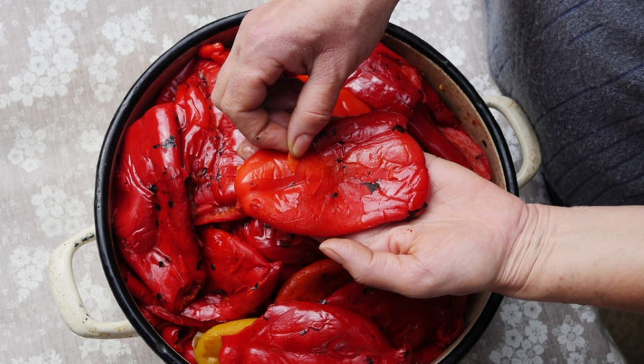 PROVEREN TRIK ZA NAJBRŽE LJUŠTENJE PEČENIH PAPRIKA Uklonite kožicu u samo jednom potezu