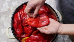 PROVEREN TRIK ZA NAJBRŽE LJUŠTENJE PEČENIH PAPRIKA Uklonite kožicu u samo jednom potezu