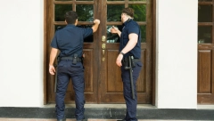 VIC DANA Pozvoni policija Ivici na vrata i kaže...