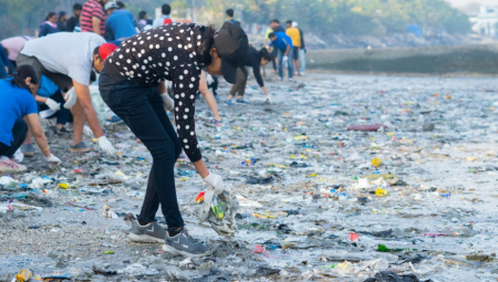 JEDNOSTAVNO ZA IZBEGAVANJE Nafta, kanalizacija, smeće i plastika, a ljudi se kupaju (VIDEO)