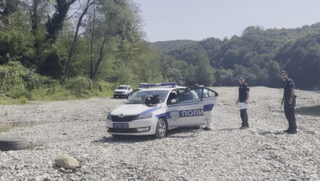 SPREMIO PAKET, PA SEO U ČAMAC Policija uhapsila švercera na obali Drine