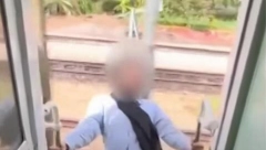 UDARILA GLAVOM O STUB, PA JEDVA OSTALA ŽIVA Naginjala se kroz vrata voza zbog snimka za društvene mreže (VIDEO)
