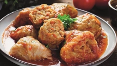 LETNJA SARMA BOLJA OD ZIMSKE Sočno jelo koje će vas dugo držati sitim, a pomera granice dobrog ukusa