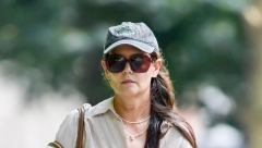 KEJTI HOLMS NE IZLAZI IZ KUĆE BEZ OVE TAŠNE Savršeno se kombinuje uz sve autfite, velika je i moderna, a boja prava za jesen