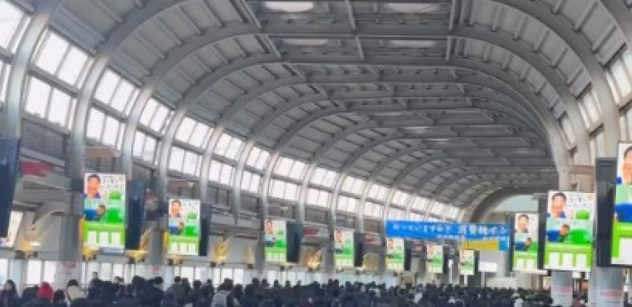 ''KAO U MATRIKSU'' Kada vidite kako Japanci idu na posao, neće vam biti dobro - zvuk je još jeziviji! (VIDEO)