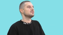 "OSTAVIO JE ŽENU DA SAMA PLAĆA KREDITE" Naš pevač javno prevario suprugu sa kojom ima dvoje dece!