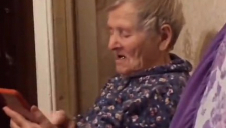 NAVIKA JE ČUDO Baka uradi jednu stvar pre nego što uzme telefon u ruke, kao da čita novine - snimak nasmejao region do suza!