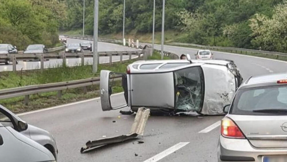 JEZIVA SAOBRAĆAJNA NESREĆA KOD BUBANJ POTOKA: Vozač sleteo s puta pa ispao iz automobila!