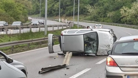 JEZIVA SAOBRAĆAJNA NESREĆA KOD BUBANJ POTOKA: Vozač sleteo s puta pa ispao iz automobila!