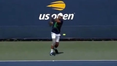 NOLE NOSIO STEZNIK NA OPERISANOM KOLENU Ovo je trenutak kada je Đoković prekinuo trening i zabrinuo sve (VIDEO)