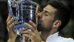 NOVAK IZAŠAO PRED DECU SA ZLATOM OKO VRATA Đoković stigao na tradicionalni događaj u Njujorku okićen olimpijskom medaljom