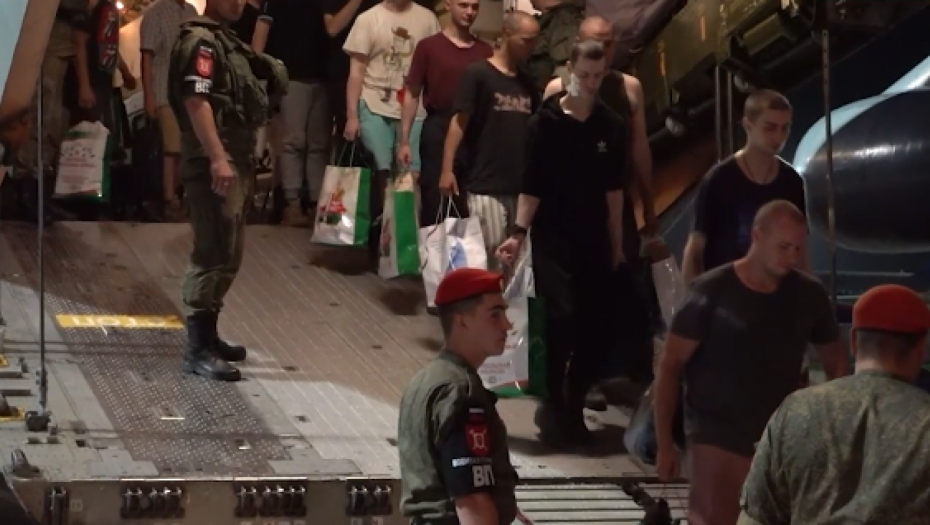 KONAČNO NA SLOBODI! Ruski ratni zarobljenici uspešno vraćeni u matičnu zemlju (VIDEO)