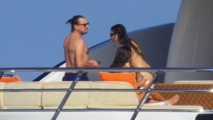 MINIJATURNI KUPAĆI KOSTIM, A ONDA... OP, SPADE Devojka Leonarda Dikaprija se sunča u toplesu, svi pali u trans