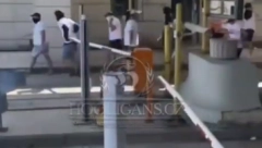 MASOVNA TUČA HRVATSKIH NAVIJAČA NA AUTO-PUTU Huligani lome naplatnu rampu, preskaču ogradu (VIDEO)
