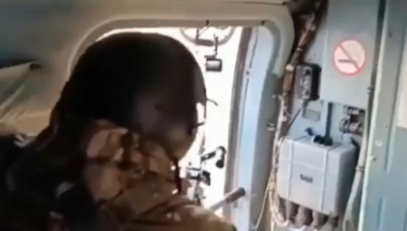 NIKAD VIĐENO NA FRONTU U UKRAJINI Vojnik iz mitraljeza rešeta po dronu - pravo iz helikoptera! (VIDEO)
