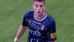 DAO GOL, PA SE UHVATIO ZA MEĐUNOŽJE Prostačko slavlje fudbalera koje je zgrozilo Srbiju (VIDEO)