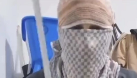 TERORISTA DRŽI NOŽ I VIČE "ISEĆI ĆU VAM VENE" Islamska država objavila snimak kako Sirijac najavljuje pokolj u Nemačkoj