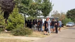 BELO CVEĆE ZA NASTRADALU PORODICU IZ NOVOG SADA Ispred kapele u Đurđevu rodbina i prijatelji (VIDEO)