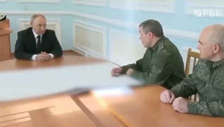 MISTERIOZNI DETALJI SA SASTANKA PUTINA I GENERALA: Kremlj objavio ČUDAN SNIMAK, kakva su ovo vrata iza ruskog predsednika (VIDEO)