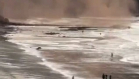 DRAMA NA PLAŽI Sunčali se, a onda se začuo strahovit prasak - roditelji sa decom uhvatili tutanj! (VIDEO)