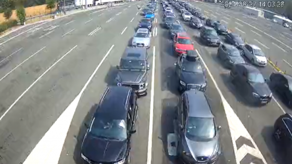 GUŽVE NA GRANIČNIM PRELAZIMA SE NASTAVLJAJU Evo kako je na naplatnim stanicama