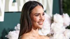 HALJINA ZA LETO I JESEN Džesika Alba je plenila poglede u ženstvenom modelu, stoji kao saliven i lako se kombinuje