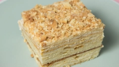 SLANA TORTA SA KREKERIMA Može da bude predjelo, ali i zameni glavni obrok, a miluje nepca