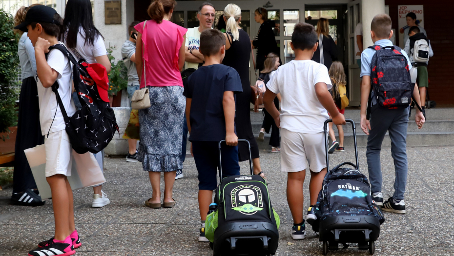 PRVI DAN ŠKOLE, A SVI ĐACI POHRLILI U OVU BEOGRADSKU POSLASTIČARNICU! Kad su ugledali natpis ispred - SVI SU SE ODUŠEVILI! (FOTO)