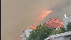 DRAMATIČNI PRIZORI IZ SPLITA: Požar se spustio među kuće, turisti panično beže, evakuisana deca (VIDEO)